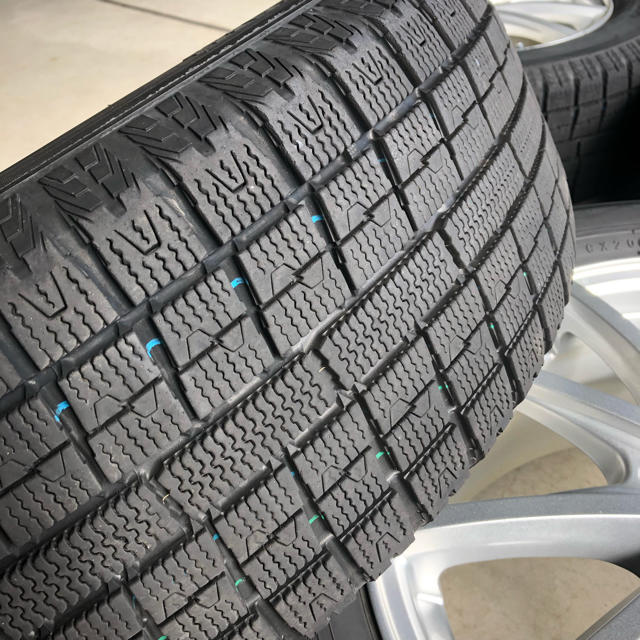 中古スタッドレス205/60R16 ノア、ステップワゴン、プレマシー、ジューク 自動車/バイクの自動車(タイヤ・ホイールセット)の商品写真