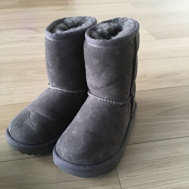 UGG(アグ)のUGG ムートンブーツ キッズ/ベビー/マタニティのキッズ靴/シューズ(15cm~)(ブーツ)の商品写真