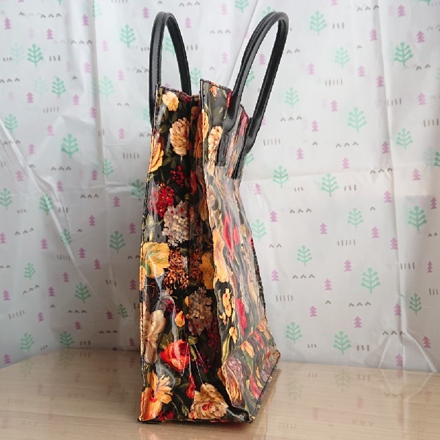 FELISSIMO(フェリシモ)のフェリシモ ビニール サブバッグ 黒地に花柄 レディースのバッグ(トートバッグ)の商品写真