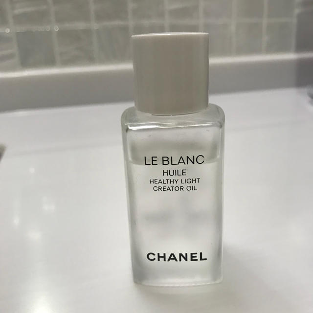 CHANEL   ル ブラン ユイル