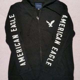 アメリカンイーグル(American Eagle)のAEブラック×ホワイトロゴ入り黒×白フード・ポケット付パーカー美品M男女兼用でも(パーカー)