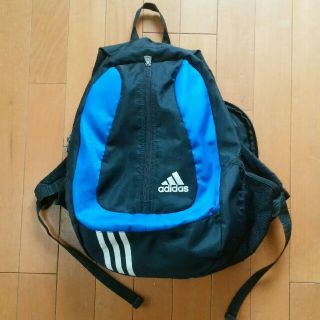 アディダス(adidas)の【中古・送料込】adidas ボール入れ付きリュック 青×黒(リュックサック)