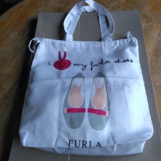 フルラ(Furla)のフルラの、カワイイ白合繊肩ピタバッグ、靴用だがトートバッグも可能、折り畳める(トートバッグ)