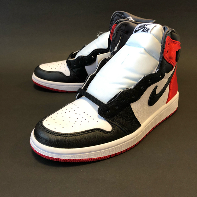 NIKE(ナイキ)のNIKE WMNS AIR JORDAN 1 SATIN "BLACK TOE" レディースの靴/シューズ(スニーカー)の商品写真