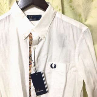 フレッドペリー(FRED PERRY)の未使用 タグ付き フレッド ペリー 前立て総柄デザイン ボタンダウンシャツ S(シャツ)