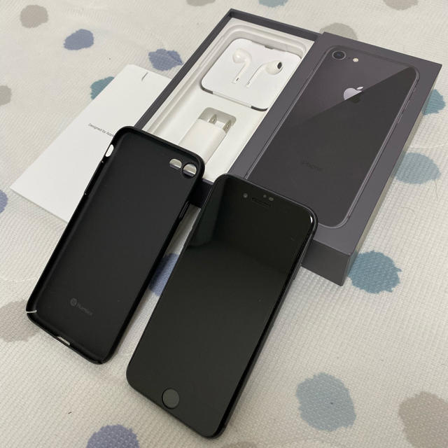 Apple(アップル)のiPhone 8 64GB グレー　超美品　一括購入　simロック解除済　 スマホ/家電/カメラのスマートフォン/携帯電話(スマートフォン本体)の商品写真