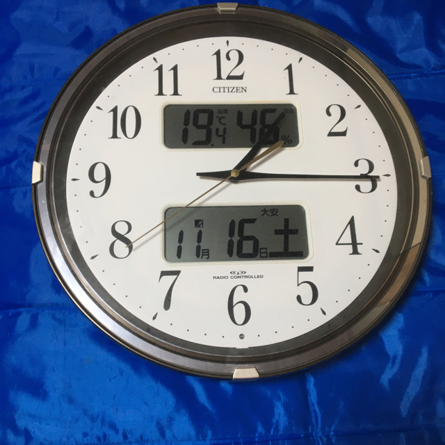 CITIZEN(シチズン)の限定特価！CITIZENカレンダー温湿度計付き掛時計  送料無料 インテリア/住まい/日用品のインテリア小物(掛時計/柱時計)の商品写真