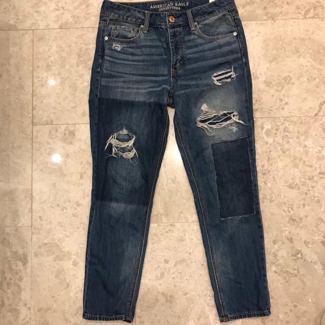 American Eagle(アメリカンイーグル)のアメリカンイーグル トムガール ダメージデニム サイズ 4 レディースのパンツ(デニム/ジーンズ)の商品写真