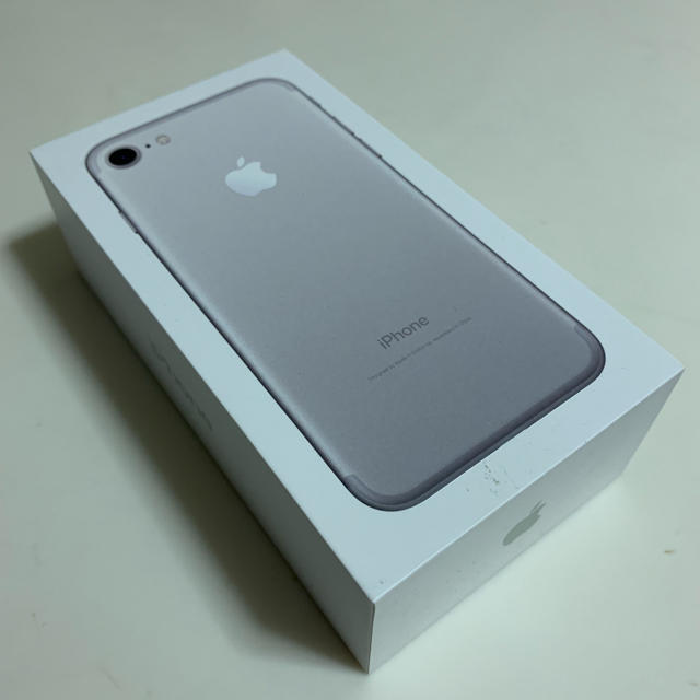 Apple(アップル)のiPhone 7 Silver 32 GB auの箱 スマホ/家電/カメラのスマートフォン/携帯電話(その他)の商品写真