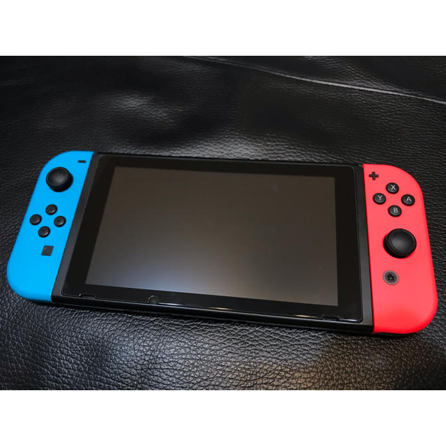 Nintendo Switch(ニンテンドースイッチ)のニンテンドSwitch 本体とジョイコン エンタメ/ホビーのゲームソフト/ゲーム機本体(家庭用ゲーム機本体)の商品写真