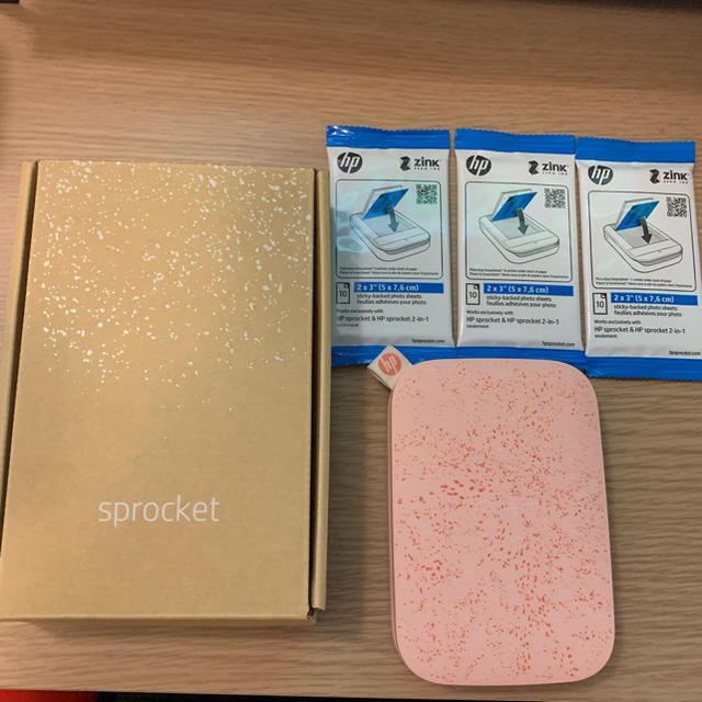 HP(ヒューレットパッカード)の【美品】HP sprocket スマホ専用ミニフォトプリンター 用紙30枚付 スマホ/家電/カメラのスマホアクセサリー(その他)の商品写真