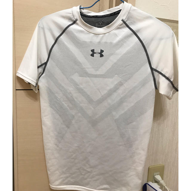 UNDER ARMOUR(アンダーアーマー)の★お値下げ★アンダーアーマー メンズTシャツ MD ホワイト 白 スリムフィット メンズのトップス(Tシャツ/カットソー(半袖/袖なし))の商品写真