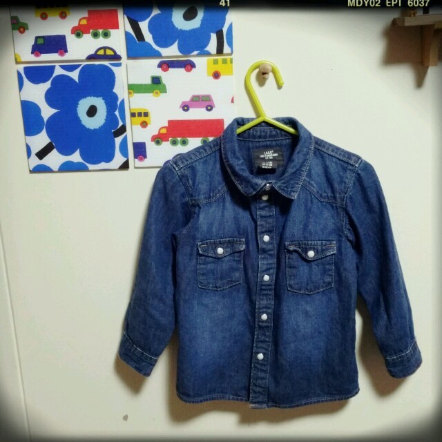 H&M(エイチアンドエム)のデニムシャツ⏩90㎝ キッズ/ベビー/マタニティのキッズ服男の子用(90cm~)(ジャケット/上着)の商品写真