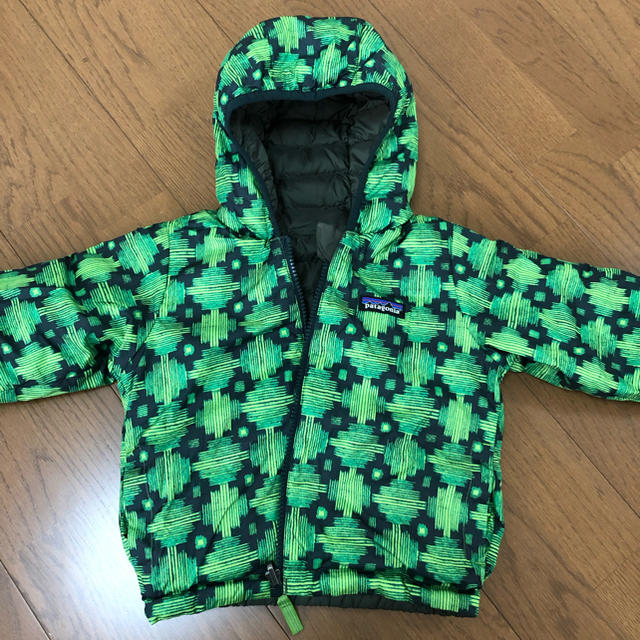 patagonia(パタゴニア)のリバーシブルダウン キッズ/ベビー/マタニティのベビー服(~85cm)(ジャケット/コート)の商品写真