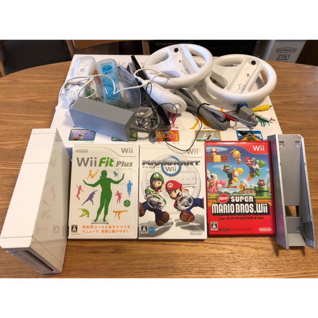 美品 Wii 本体完備+ Wii Fit Plus完備 +マリオセット