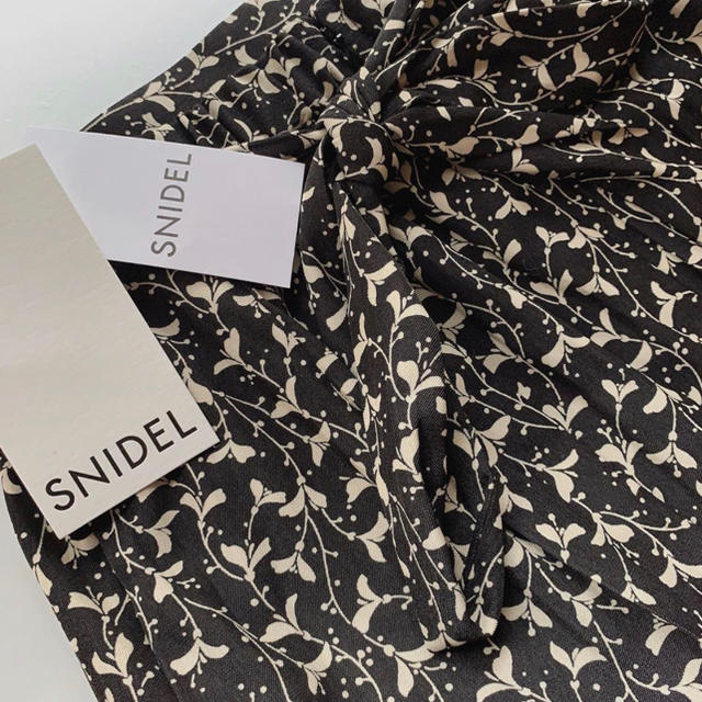 SNIDEL(スナイデル)のSNIDEL ツイルカッセンマーメイドスカート  レディースのスカート(ひざ丈スカート)の商品写真