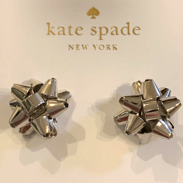 kate spade new york(ケイトスペードニューヨーク)のKateSpade ケイトスペード♠︎ギフトリボンピアス 新品送料込 レディースのアクセサリー(ピアス)の商品写真