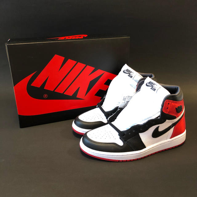 NIKE(ナイキ)のNIKE WMNS AIR JORDAN 1 SATIN "BLACK TOE" レディースの靴/シューズ(スニーカー)の商品写真