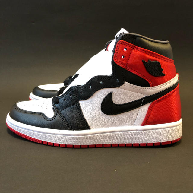 NIKE(ナイキ)のNIKE WMNS AIR JORDAN 1 SATIN "BLACK TOE" レディースの靴/シューズ(スニーカー)の商品写真