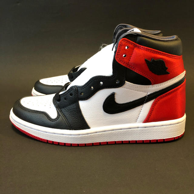 NIKE(ナイキ)のNIKE WMNS AIR JORDAN 1 SATIN "BLACK TOE" レディースの靴/シューズ(スニーカー)の商品写真