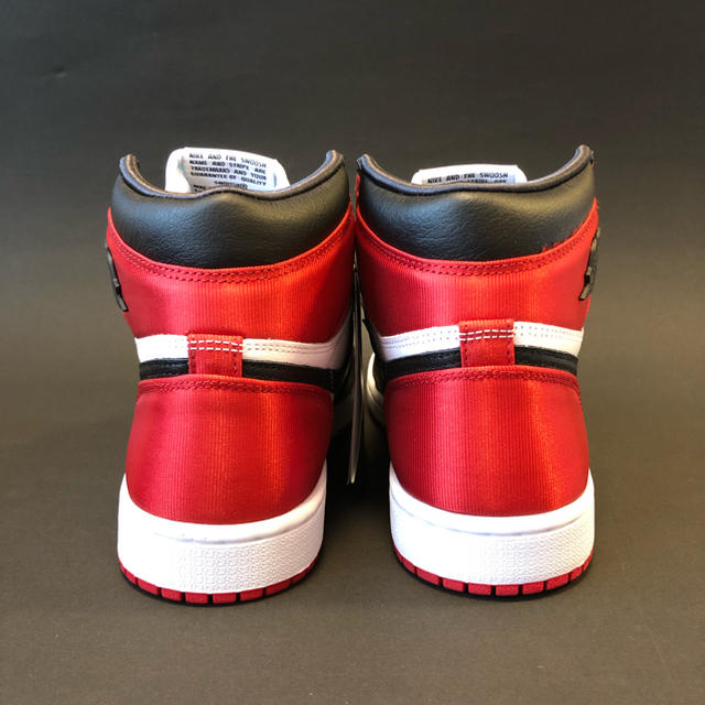 NIKE(ナイキ)のNIKE WMNS AIR JORDAN 1 SATIN "BLACK TOE" レディースの靴/シューズ(スニーカー)の商品写真