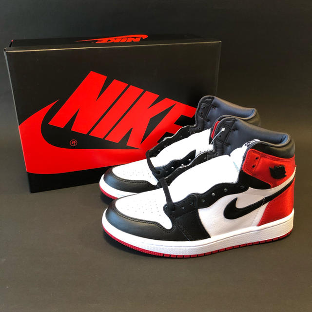 NIKE(ナイキ)のNIKE WMNS AIR JORDAN 1 SATIN "BLACK TOE" レディースの靴/シューズ(スニーカー)の商品写真