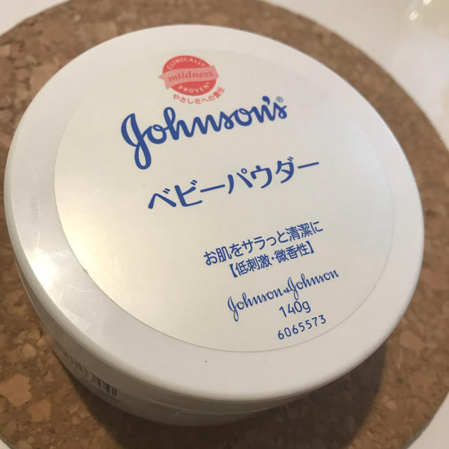 Johnson's(ジョンソン)の【1回のみ使用】ジョンソン ベビーパウダー パフ付 美品 ベビー用品 スキンケア キッズ/ベビー/マタニティのキッズ/ベビー/マタニティ その他(その他)の商品写真