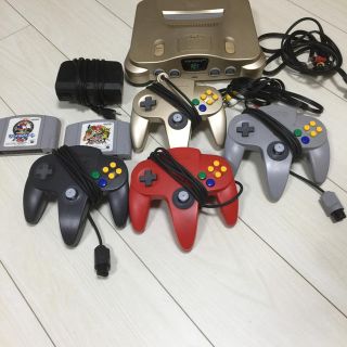 ニンテンドウ64(NINTENDO 64)の任天堂64本体ゴールド、コントローラー3個、スマブラ、マリカーです(家庭用ゲーム機本体)