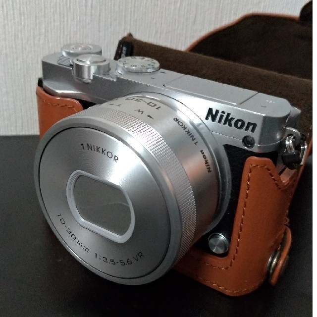 Nikon(ニコン)のNikon1 J5 シルバー ダブルレンズキット 純正ケース付き 欠品無し スマホ/家電/カメラのカメラ(ミラーレス一眼)の商品写真