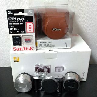 ニコン(Nikon)のNikon1 J5 シルバー ダブルレンズキット 純正ケース付き 欠品無し(ミラーレス一眼)