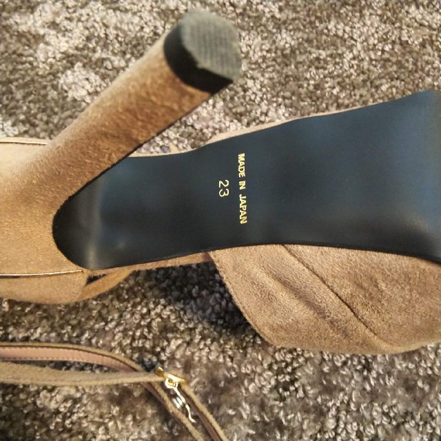R&E(アールアンドイー)のスエード R&E パンプス ハイヒール ベージュ ストラップ付き エスペランサ レディースの靴/シューズ(ハイヒール/パンプス)の商品写真