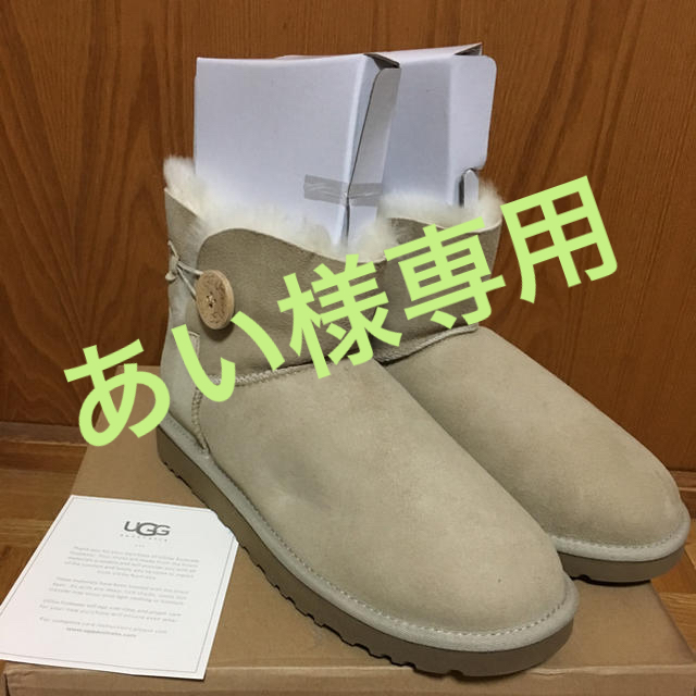 セール！UGG  WOMENS MINI BAILEY BUTTON