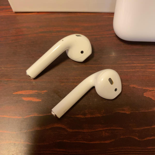 Apple(アップル)のAirPods with Charging Case スマホ/家電/カメラのオーディオ機器(ヘッドフォン/イヤフォン)の商品写真