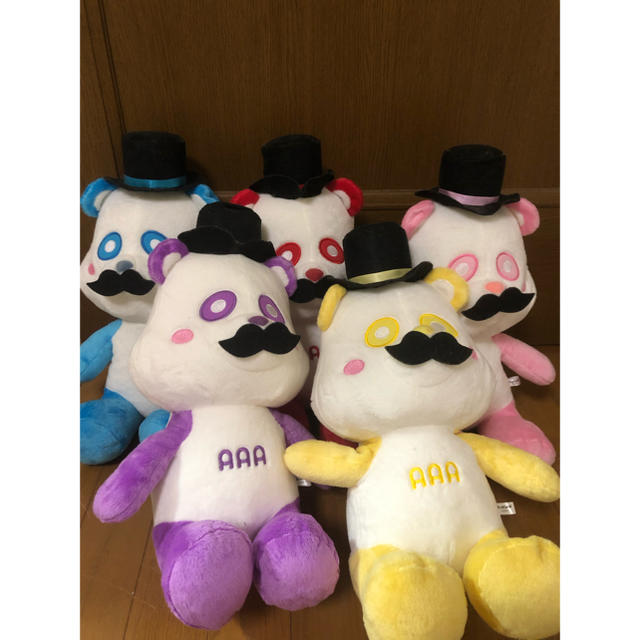 AAA(トリプルエー)のAAA おひげえーパンダ 赤ピンク黄色 エンタメ/ホビーのおもちゃ/ぬいぐるみ(ぬいぐるみ)の商品写真