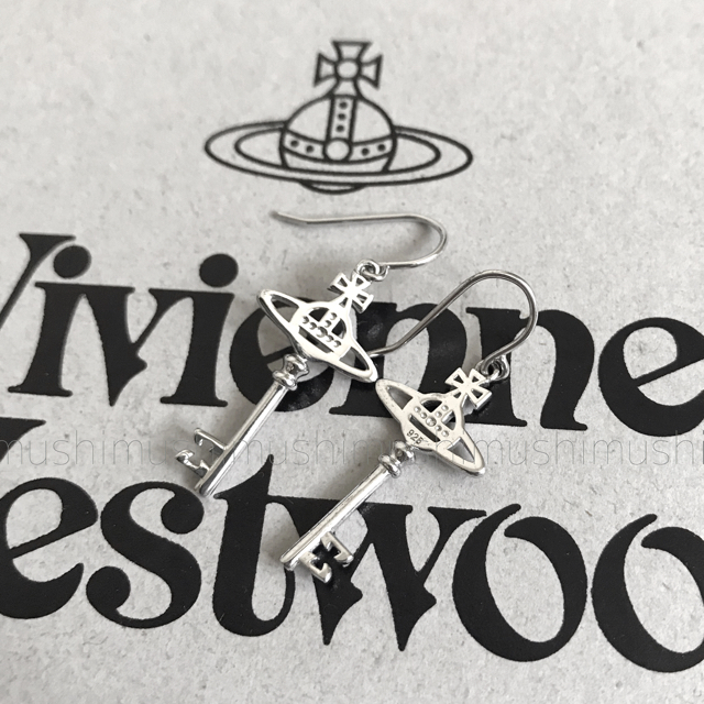 Vivienne Westwood(ヴィヴィアンウエストウッド)のシルバー スモールキー オーブ ピアス 鍵 ヴィヴィアン ウエストウッド レディースのアクセサリー(ピアス)の商品写真