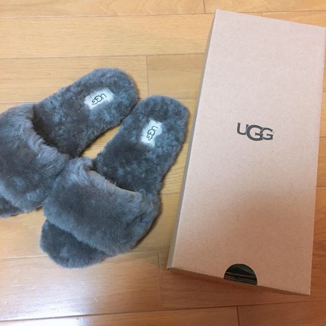 UGG(アグ)の【未使用】UGG ファーサンダル グレー サイズ7 レディースの靴/シューズ(サンダル)の商品写真