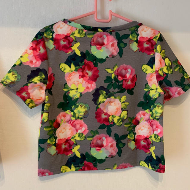 H&M(エイチアンドエム)の花柄セットアップ(Tシャツ、スカート) レディースのトップス(Tシャツ(半袖/袖なし))の商品写真