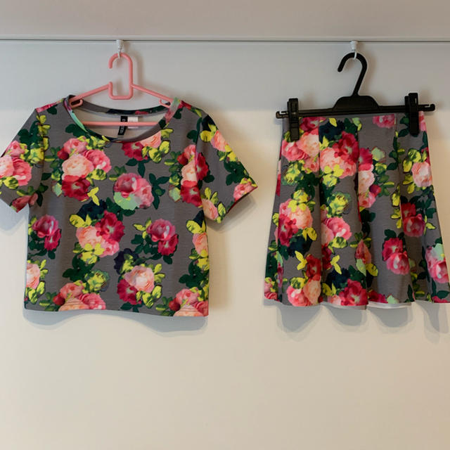 H&M(エイチアンドエム)の花柄セットアップ(Tシャツ、スカート) レディースのトップス(Tシャツ(半袖/袖なし))の商品写真