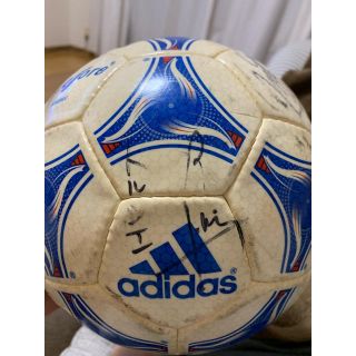 アディダス(adidas)の1998年フランスワールドカップ使用球 日本代表チーム17名のサイン入りボール(記念品/関連グッズ)