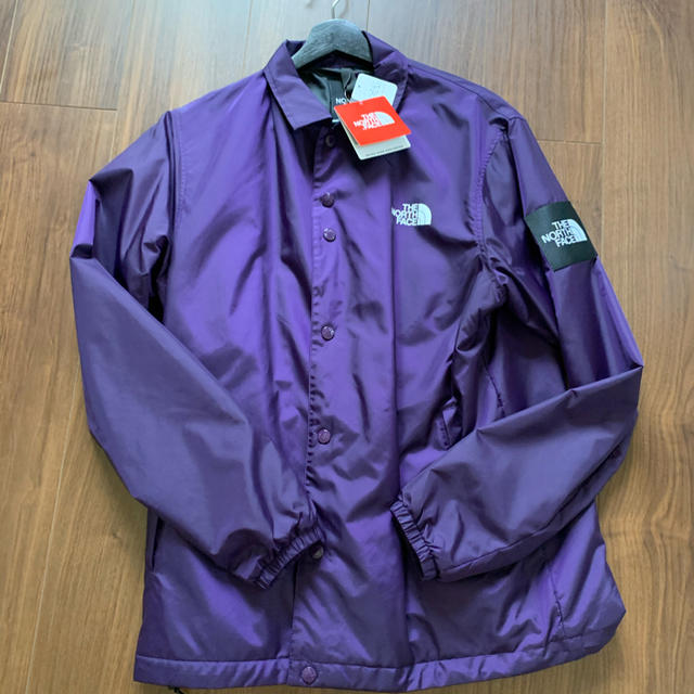 THE NORTH FACE(ザノースフェイス)の3連休限定価格 新品！THE NORTH FACE ザコーチジャケット　パープル メンズのジャケット/アウター(マウンテンパーカー)の商品写真