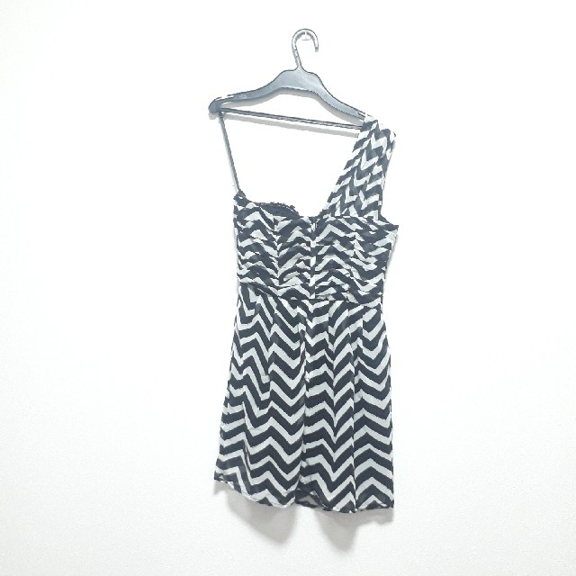 H&M(エイチアンドエム)のミニ ワンピース ドレス ワンショルダー ズレにくい加工 レディースのフォーマル/ドレス(ミニドレス)の商品写真