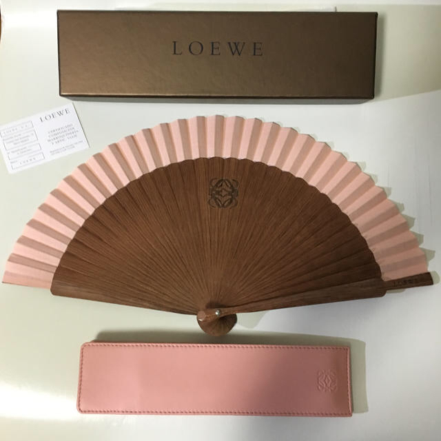 LOEWE(ロエベ)の【未使用】LOEWE 扇子 (レザーケース付) レディースのファッション小物(その他)の商品写真