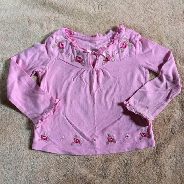 babyGAP(ベビーギャップ)のGAP 花刺繍カットソー 小さめ キッズ/ベビー/マタニティのキッズ服女の子用(90cm~)(Tシャツ/カットソー)の商品写真