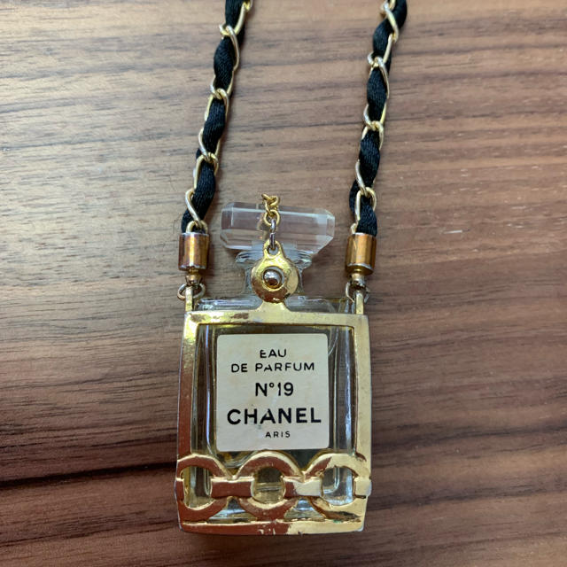 【CHANEL NO,19  香水ネックレス】