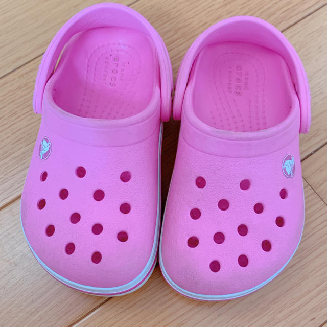 crocs(クロックス)のクロックス ピンク 15センチ キッズ/ベビー/マタニティのキッズ靴/シューズ(15cm~)(サンダル)の商品写真