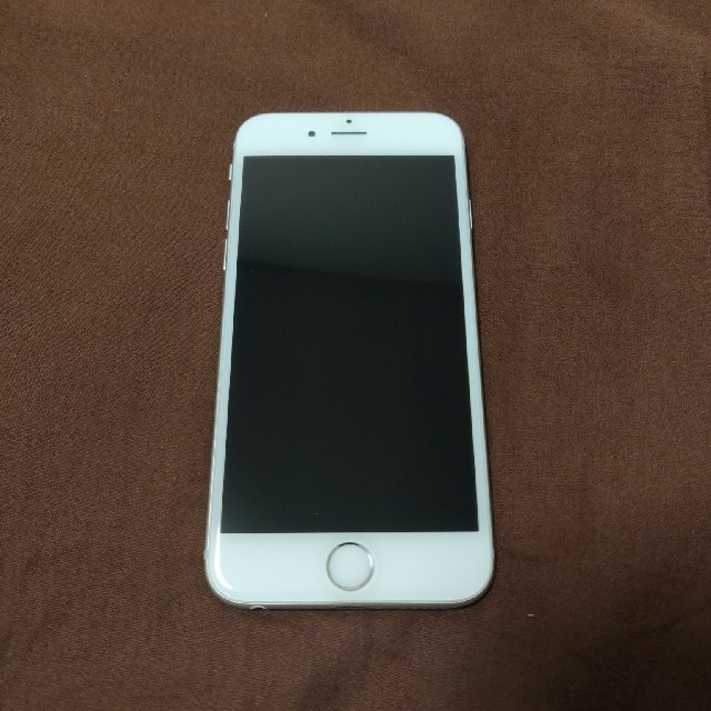 iPhone(アイフォーン)のau iPhone 6 Silver 16GB スマホ/家電/カメラのスマートフォン/携帯電話(スマートフォン本体)の商品写真