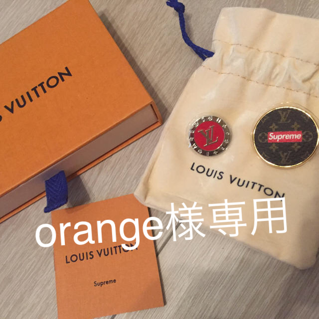 LOUIS VUITTON(ルイヴィトン)の新品 Louis Vuitton×Supreme バッジ ルイ ヴィトン  メンズのファッション小物(キーホルダー)の商品写真