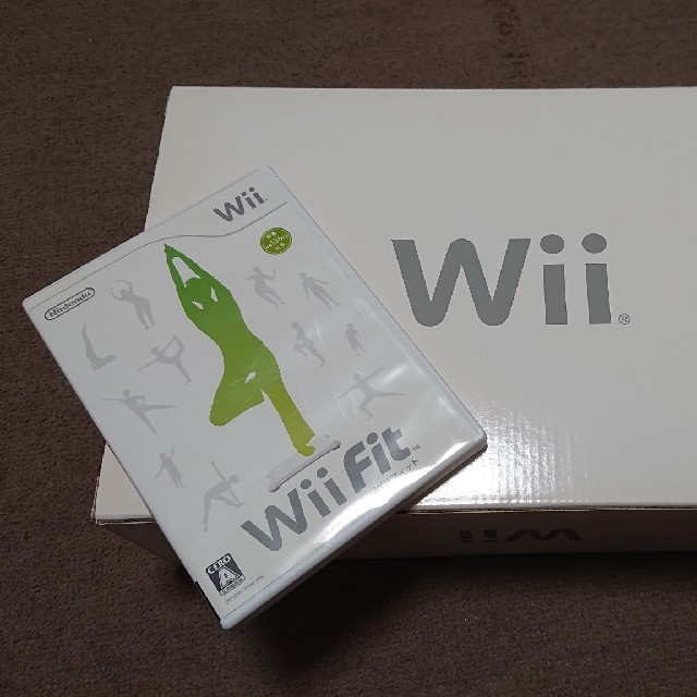 Wii(ウィー)のニンテンドー Wii 本体 & Wii Fit(ボード＆ソフト) セット エンタメ/ホビーのゲームソフト/ゲーム機本体(家庭用ゲーム機本体)の商品写真