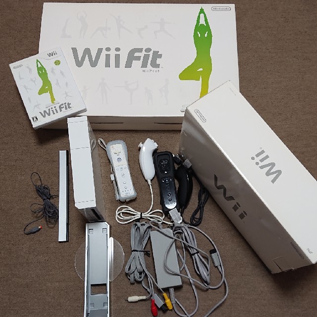 Wii(ウィー)のニンテンドー Wii 本体 & Wii Fit(ボード＆ソフト) セット エンタメ/ホビーのゲームソフト/ゲーム機本体(家庭用ゲーム機本体)の商品写真