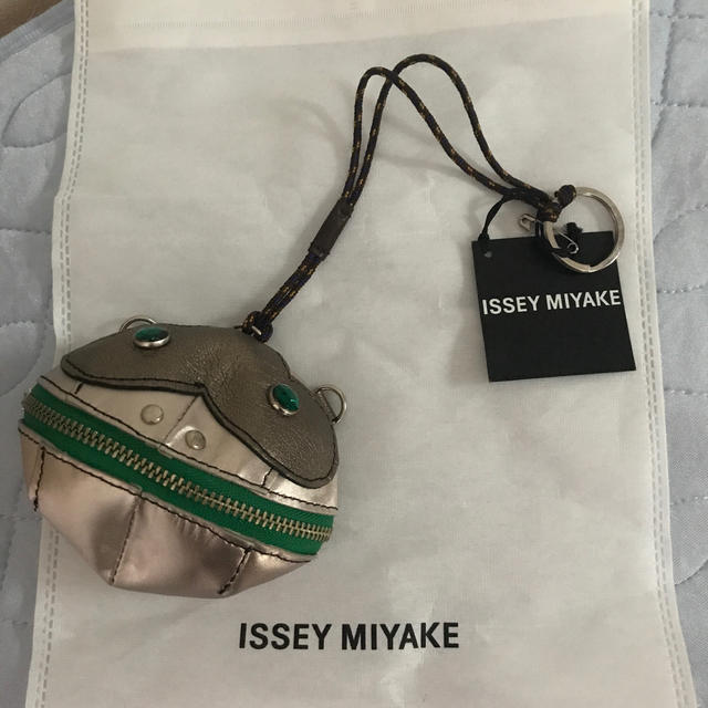 ISSEY MIYAKE(イッセイミヤケ)のイッセイミヤケ チャーム ポーチ レディースのファッション小物(ポーチ)の商品写真